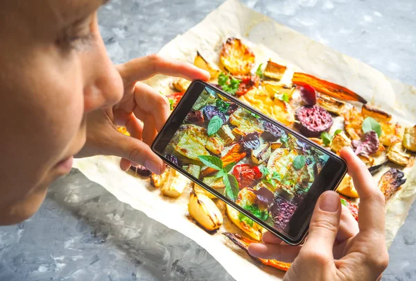 Fotoğrafta sebze sıcak fırın tepsisine.