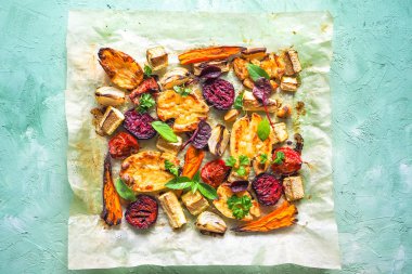 havuç, pancar, patates, kabak ve domates bir fırın tepsisine, üstten görünüm yemek pişmiş