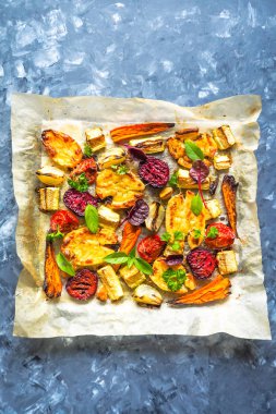 havuç, pancar, patates, kabak ve domates bir fırın tepsisine, üstten görünüm yemek pişmiş