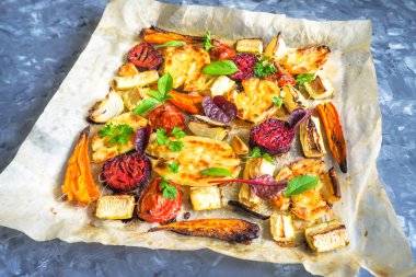 havuç, pancar, patates, kabak ve domates bir fırın tepsisine, üstten görünüm yemek pişmiş