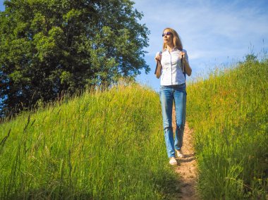Kadın gezgin ile sırt çantası Alpine meadows, hiking. Yaşam tarzı kavramı macera yaz tatillerini açık seyahat