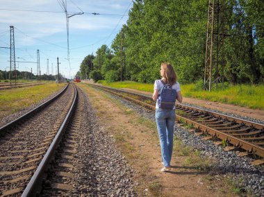 Sırt çantası bekleyen demiryolu tren giyen kadın gezgin. 