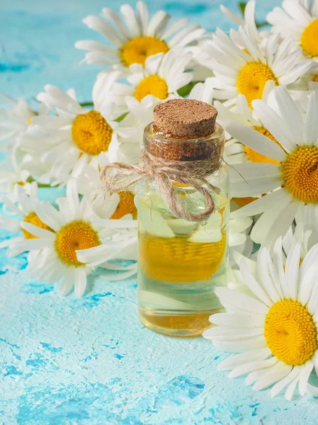 Papatya petrol şişe mavi zemin üzerine çiçekli