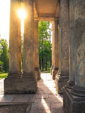 Antik sütunların üzerinden güneşin ışınları