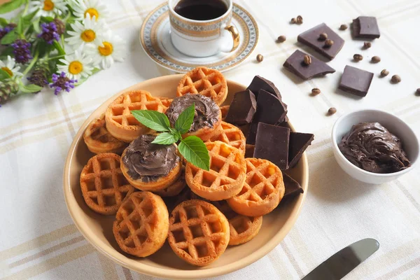 Waffle com creme de chocolate em um guardanapo têxtil . — Fotografia de Stock