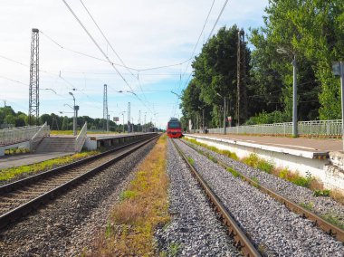 Küçük bir kasabada platformda Tren.