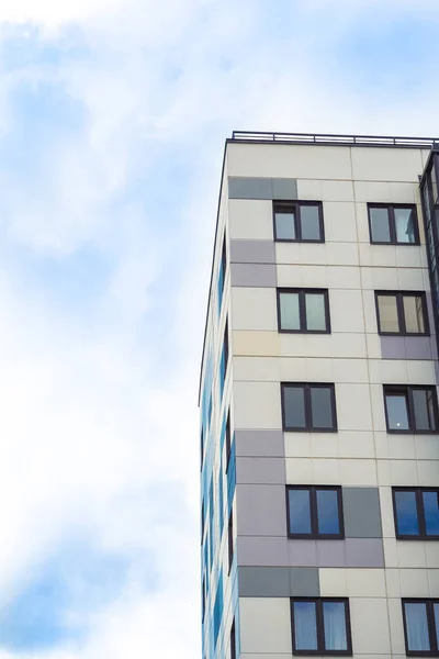 현대의 아름다운 새 건물들. 푸른 하늘 배경에 있는 채색 된 벽. — 스톡 사진