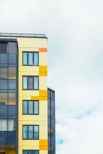 Modernes beaux bâtiments neufs. Mur coloré sur le fond du ciel bleu. — Photo