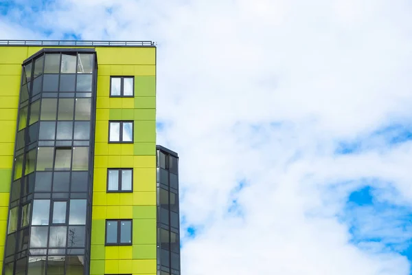 현대의 아름다운 새 건물들. 푸른 하늘 배경에 있는 채색 된 벽. — 스톡 사진