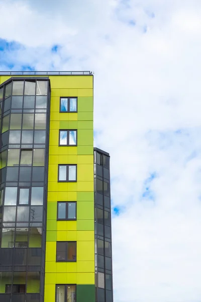 Modernes beaux bâtiments neufs. Mur coloré sur le fond du ciel bleu. — Photo