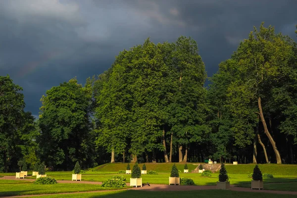 Antico Parco Europeo prima della tempesta estiva. Cielo oscuro tempesta . — Foto Stock