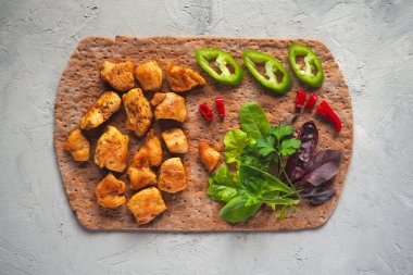 Kızarmış tavuk parçaları fileto üzerinde çavdar gözleme sebzeli köri.