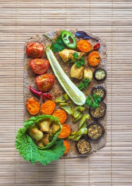 Bambu peçeteye sebzeli tavuk fileto.