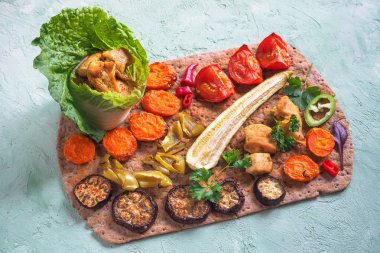 Kızarmış tavuk fileto ızgara sebze salatası varak parçalarını bir çavdar tortilla koyulur.