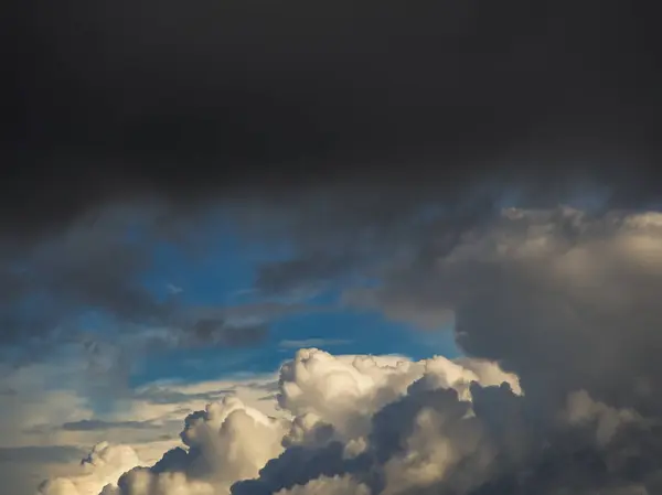 Färgglad dramatisk himmel med moln vid solnedgången — Stockfoto