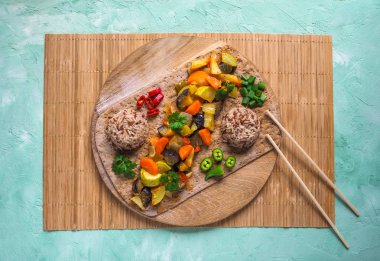 Çavdar tortilla üzerinde yabani pirinç haşlanmış sebze. Asya mutfağı