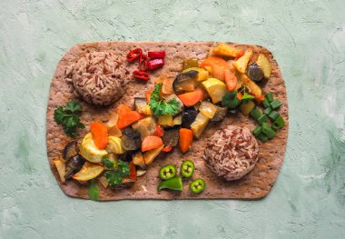 Yabani pirinç ekmek tortilla, buharda pişmiş sebzeler.