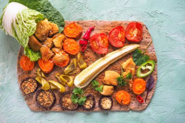 Barbekü sebze ve marul içinde tavuk bir çavdar tortilla rulo