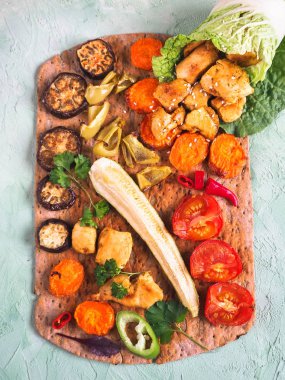 ızgara sebze ve salata Tavuk parçaları çavdar tortilla rulo