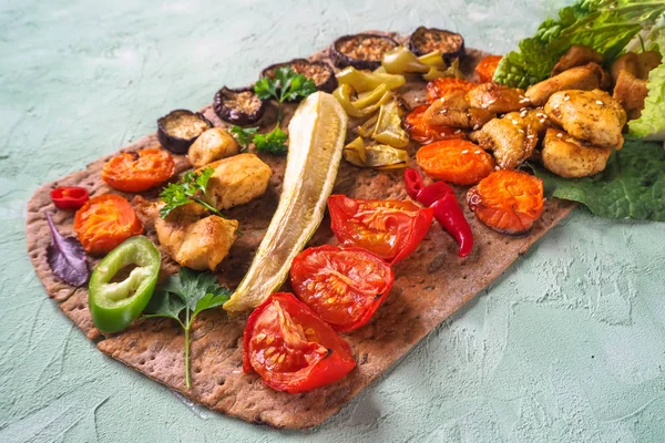 ızgara sebze ve salata Tavuk parçaları çavdar tortilla rulo