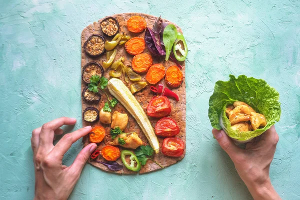 Barbekü sebze ve marul içinde tavuk bir çavdar tortilla rulo