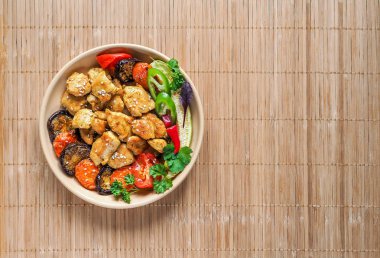 Sebze ve bambu peçeteye shiitake tavuk. Çin mutfağı.