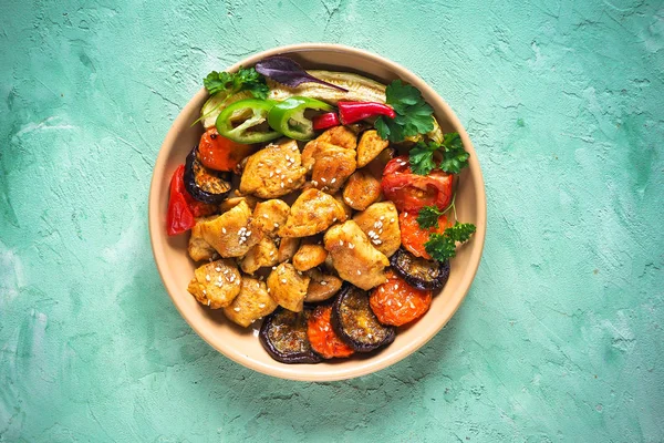 Sebze ve shiitake susam ile tavuk. Asya mutfağı.