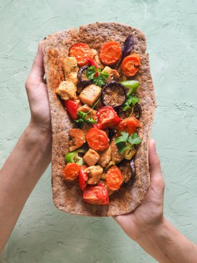 Tortilla ızgara et ve sebze ile.