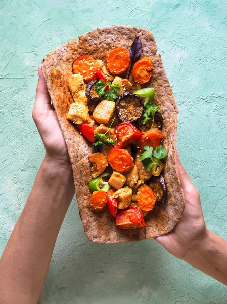 Tortilla ızgara et ve sebze ile.