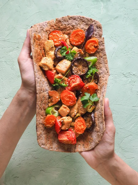 Tortilla ızgara et ve sebze ile.