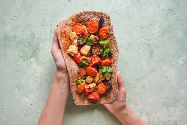 Tortilla ızgara et ve sebze ile.