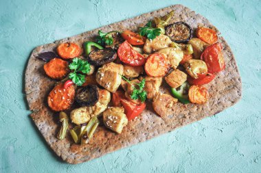 Izgara sebze çavdar tortilla etli. Piknikteki yiyecekler.