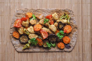 Sebze ile bambu peçeteye ızgara et. Asya gıda.