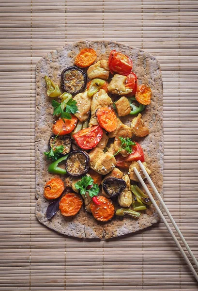 Sebze ile bambu peçeteye ızgara et. Asya gıda.