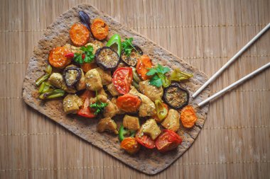 Sebze ile bambu peçeteye ızgara et. Asya gıda.