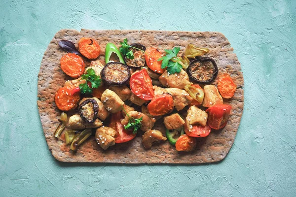 Izgara sebze çavdar tortilla etli. Piknikteki yiyecekler.