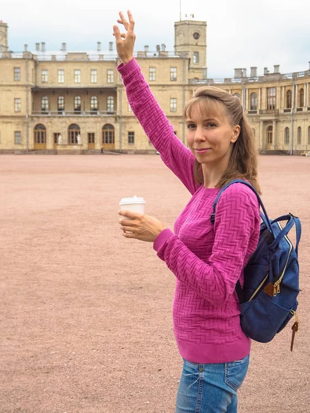 Mulher Sorridente Com Café Uma Xícara Papel Fundo Das Atrações — Fotografia de Stock