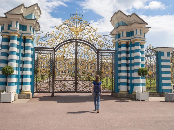 Junho 2018 Turista Olha Para Antigas Estátuas Chinesas Grande Ponte — Fotografia de Stock