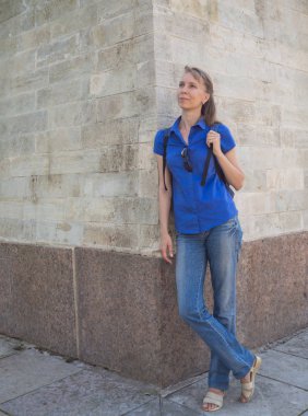 Antik Duvar karşı duran bir ince kadın.