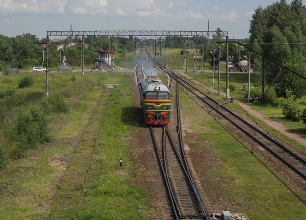 Train rides on rails at the station. Aerial view — Stock Photo, Image