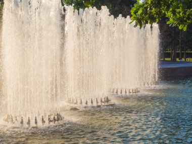 Çeşmede su tedarik sistemi var. Çeşme başlığı.