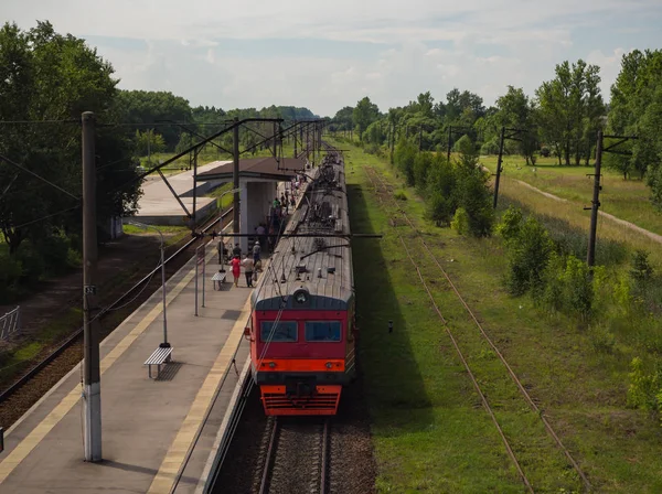 Train on the platform with the suburbs of St. Petersburg. — Stock Photo, Image