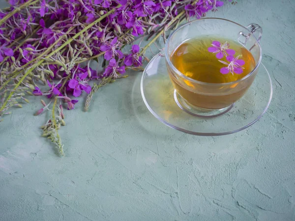 Traditionele Russische kruiden drank Ivan-thee in een transparante beker. Positief is van invloed op het menselijk lichaam. — Stockfoto