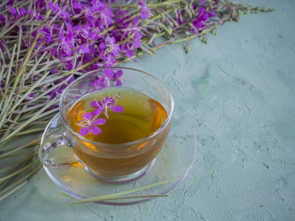 Traditional Russian herbal drink Ivan-tea in a transparent cup. Positively affects the human body. — Stock Photo, Image