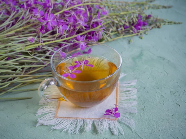 Traditionele Russische kruiden drank Ivan-thee in een transparante beker. Positief is van invloed op het menselijk lichaam. — Stockfoto