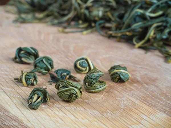 Ручное скручивание чайных листьев для брожения. Ферментация чая Иван . — стоковое фото