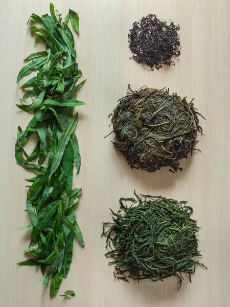 Mayalanmış çay üretim aşamalarında bırakır. Fermente Ivan-çay. — Stok fotoğraf