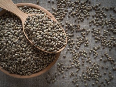 Ekolojik kenevir tohumları bir ahşap kase.