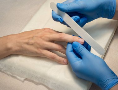 Tırnak salonu tırnak şeklinde düzeltilmesi.