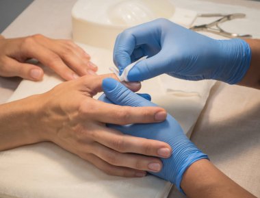 Manikür tedavisinde kesme. Dezenfeksiyon çivi.